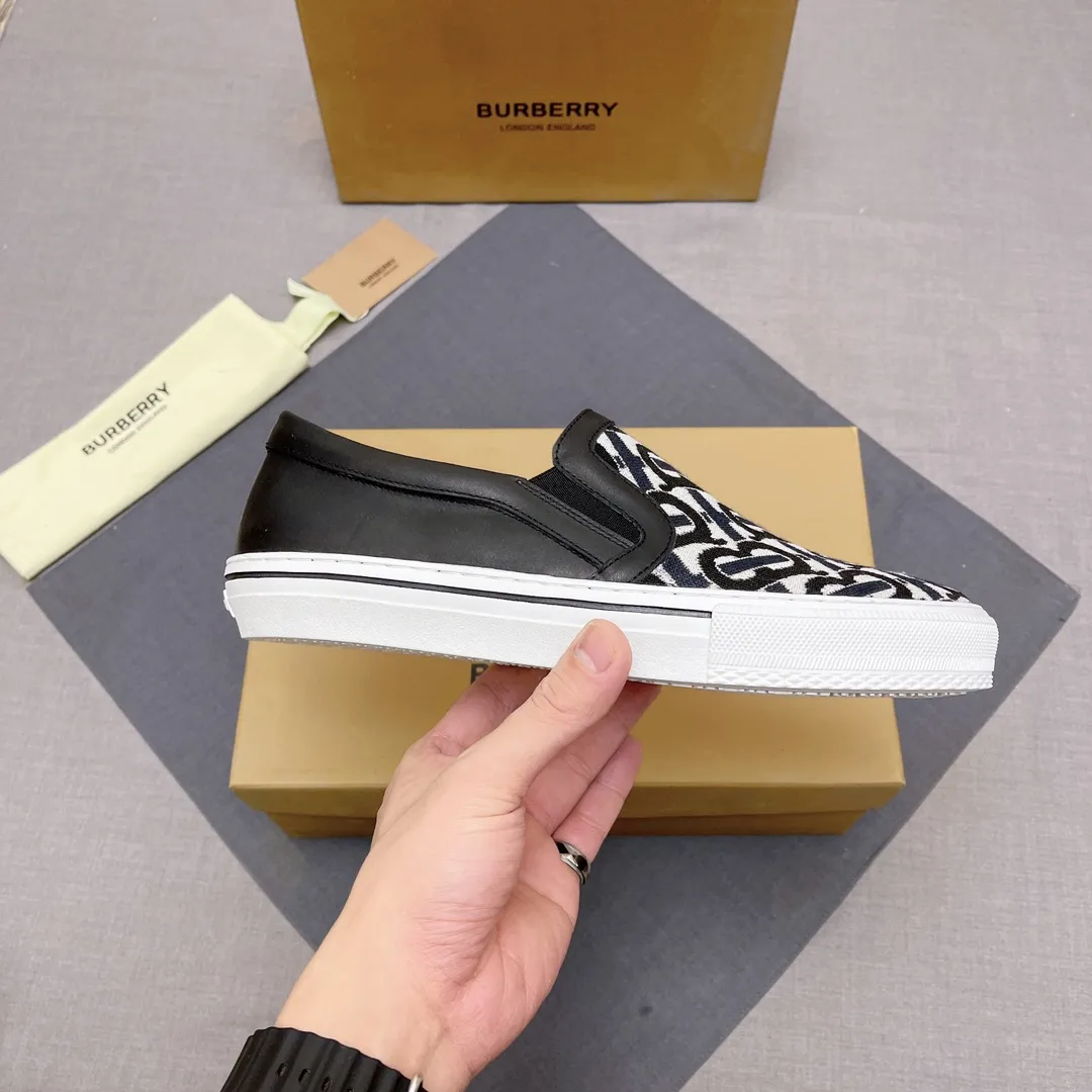 ◾️▫️P360. B's 2023 spring and summer new product, men's classic low-top slip-on sneakers, made of classic retro B's printed canvas material, spliced ​​with layered calfskin, and decorated with a new brand logo. First-layer cowhide lining, embossed Burberry logo on the heel, and original TPU outsole! Size: 38-45 No. 004